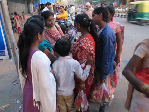Presenter from KAF India points out the divine signs of Kalki Avatar Ra Gohar Shahi to a group (Chhatarpur, New Delhi, India).