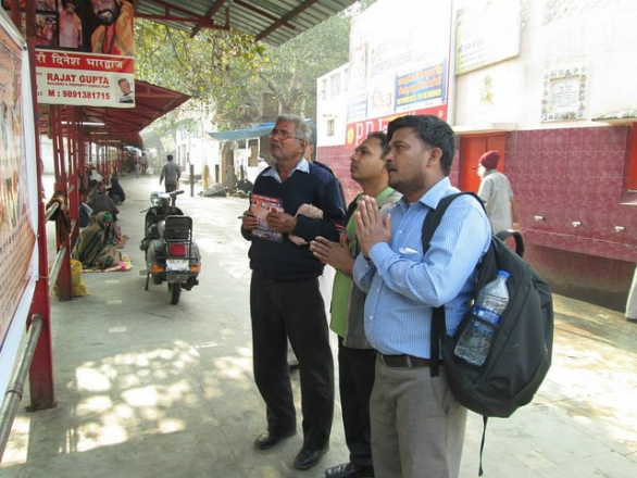 Hindus pay their respects to Kalki Avatar Ra Gohar Shahi (Kalka Mandir, New Delhi, India).