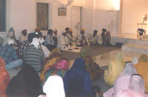 His Divine Eminance Gohar Shahi amongst Sikhs. Gohar Shahi blessing a Sikh audience in a Guru Nanak Gurdwara, Phoenix Arizona, US