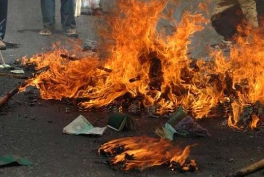 MFI members burn their Pakistani passports