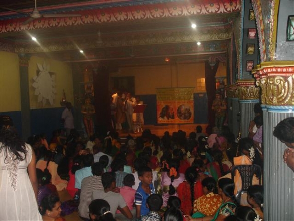 The crowd during the presentation of Kalki Avatar Foundation's message (Kathiresan Temple, Badulla City, Sri Lanka).